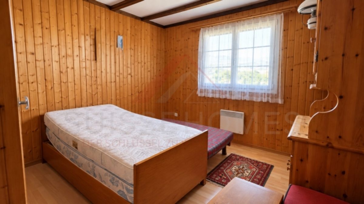 Charmantes 5.5-Zimmer-Chalet mit 2 Wohneinheiten, Schwedenöfen & riesigem Gartentraum in Plasselb - 12