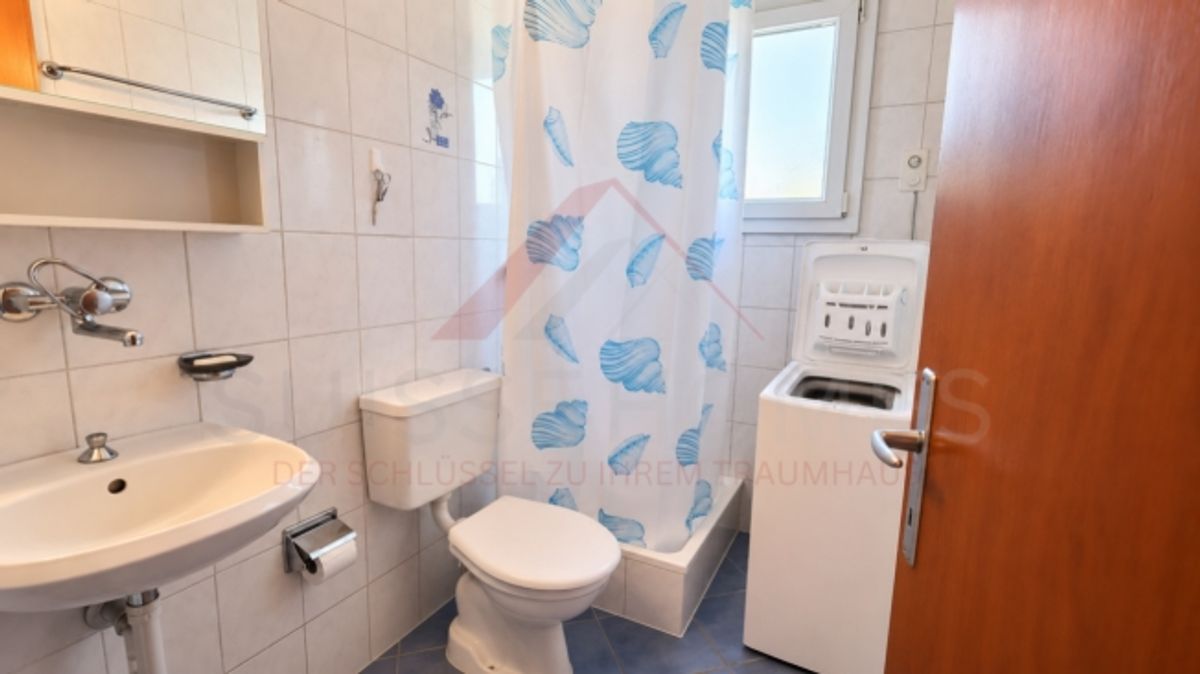 Charmantes 5.5-Zimmer-Chalet mit 2 Wohneinheiten, Schwedenöfen & riesigem Gartentraum in Plasselb - 13