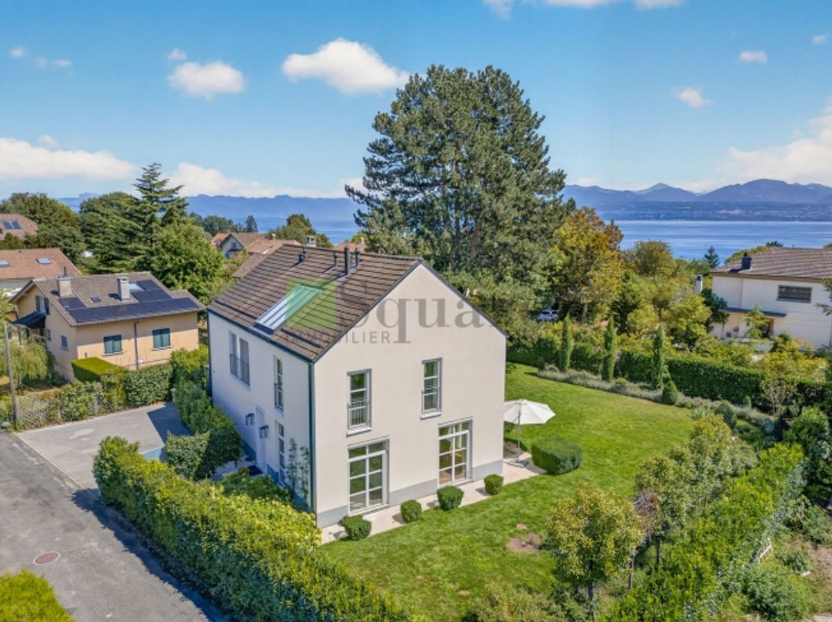 Prächtige freistehende Villa mit sieben Zimmern und Garten - 0