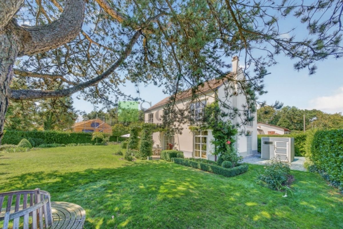 Prächtige freistehende Villa mit sieben Zimmern und Garten - 1