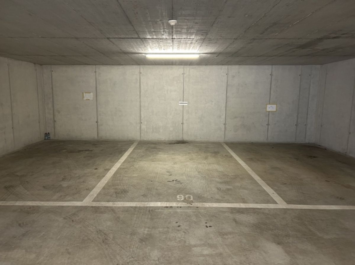 Parkplatz zur Miete in einer Garage in Losone - 1