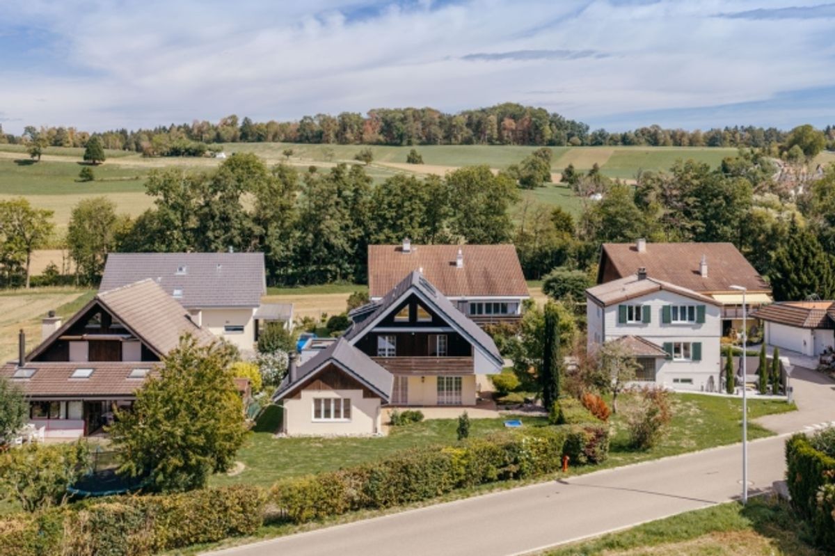 Freistehendes 6½-Zimmer Einfamilienhaus mit Wintergarten und viel Umschwung - 0