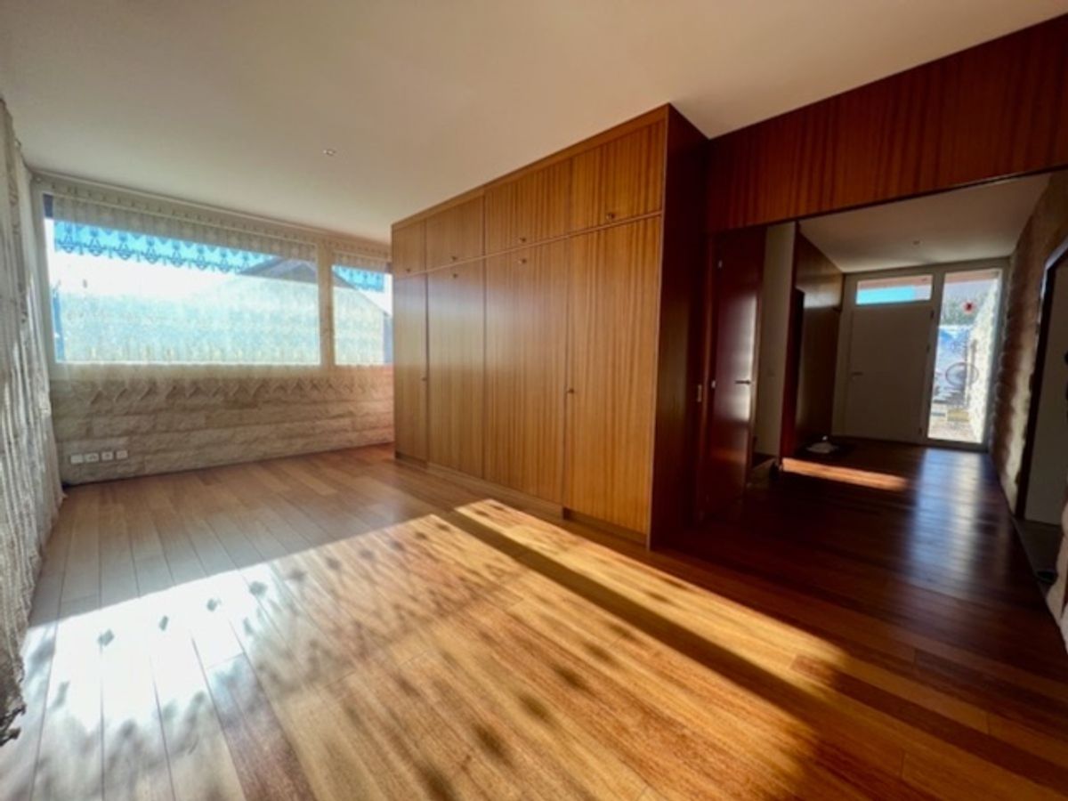 Machen Sie ein Angebot für diese hervorragende, außergewöhnliche Villa mit Blick auf den See und die Alpen - 9