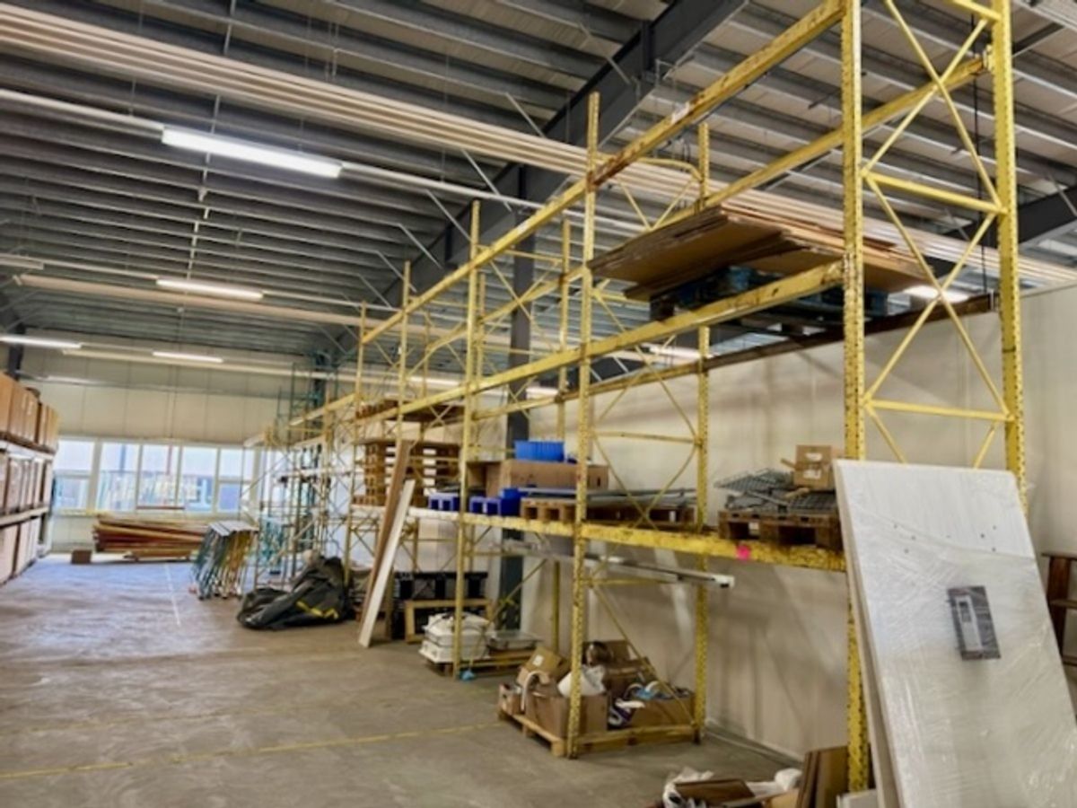 Zu vermieten - Industriegelände 300 bis 400 m² mit Laderampen - Val-de-Travers - 0