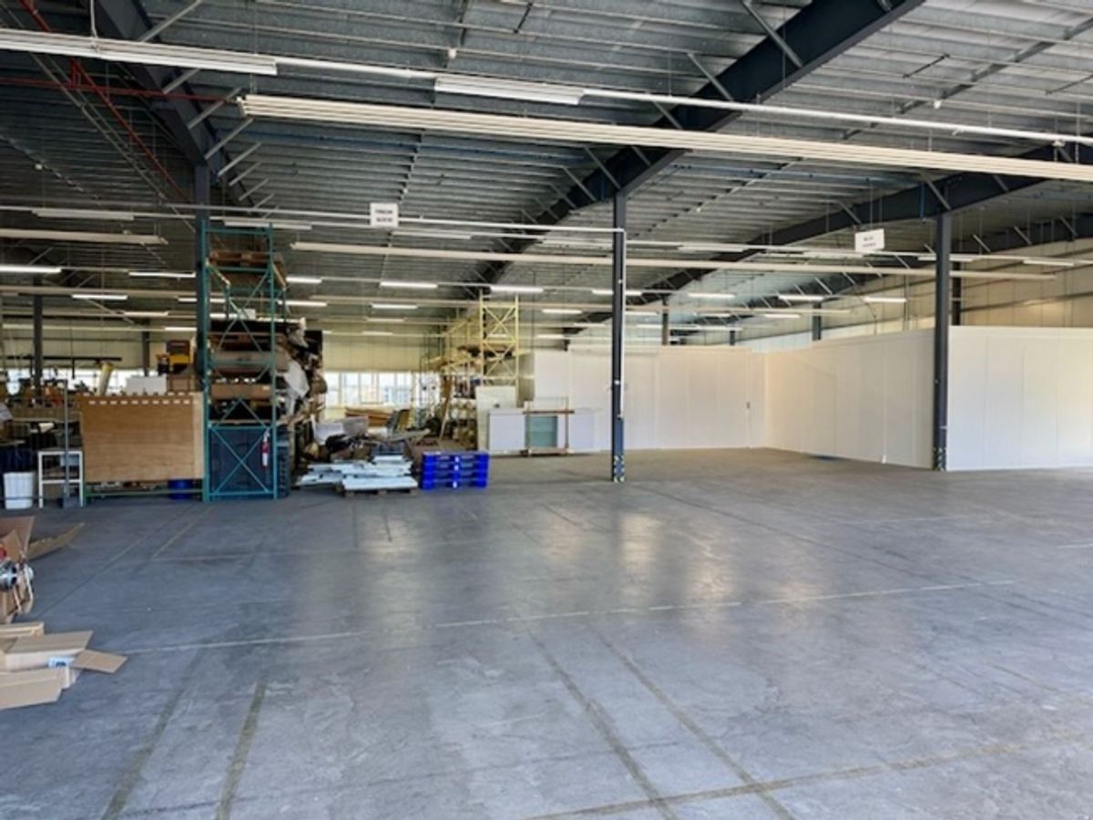 Zu vermieten - Industriegelände 300 bis 400 m² mit Laderampen - Val-de-Travers - 1