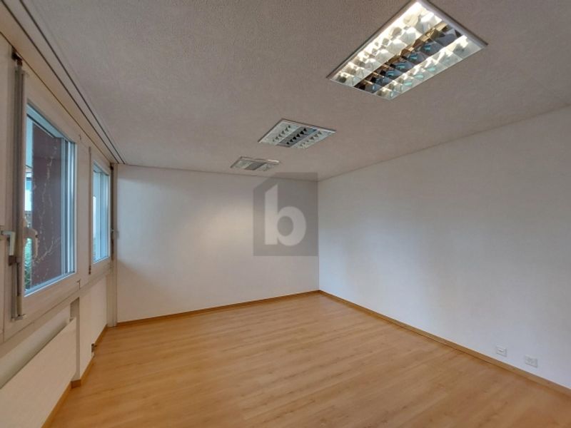BEZUGSBEREITES BÜRO IM BELEBTEN ORTSKERN - 4