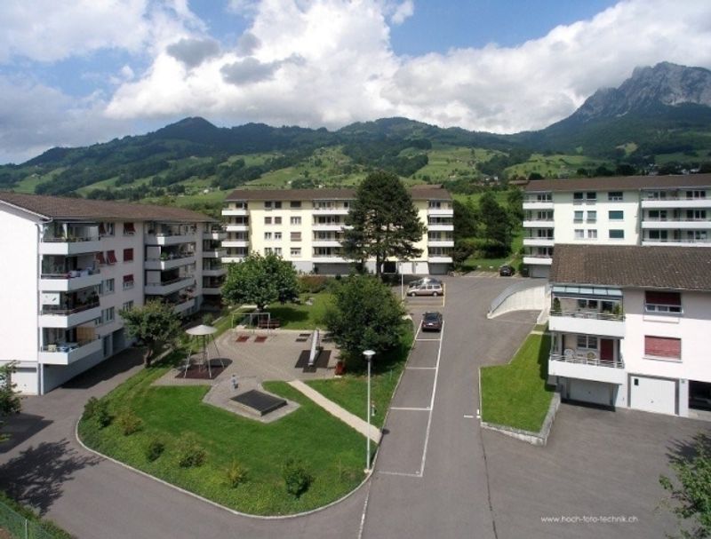 Wohnen im Grünen mit Blick auf die Mythen - 1
