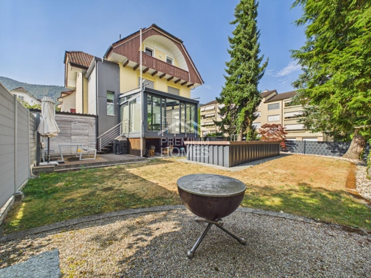 Exklusives Familienhaus mit zusätzlicher Wohneinheit, Pool und Doppelg - 0