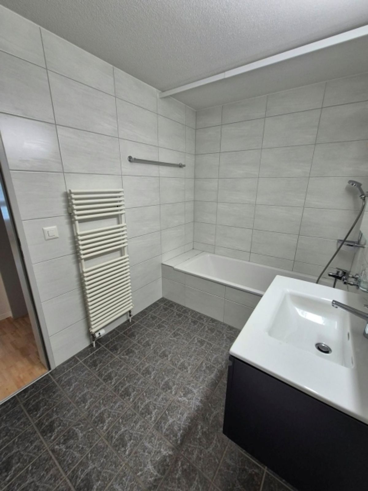 Moderne 4.5 Zimmerwohnung mit grosszügiger Terrasse - 4