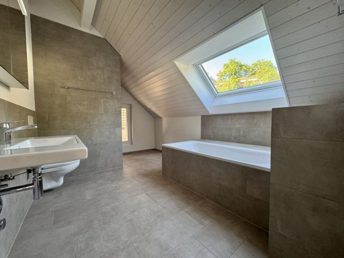 SCHÖN UND MODERN MIT GROSSEM BALKON - 10