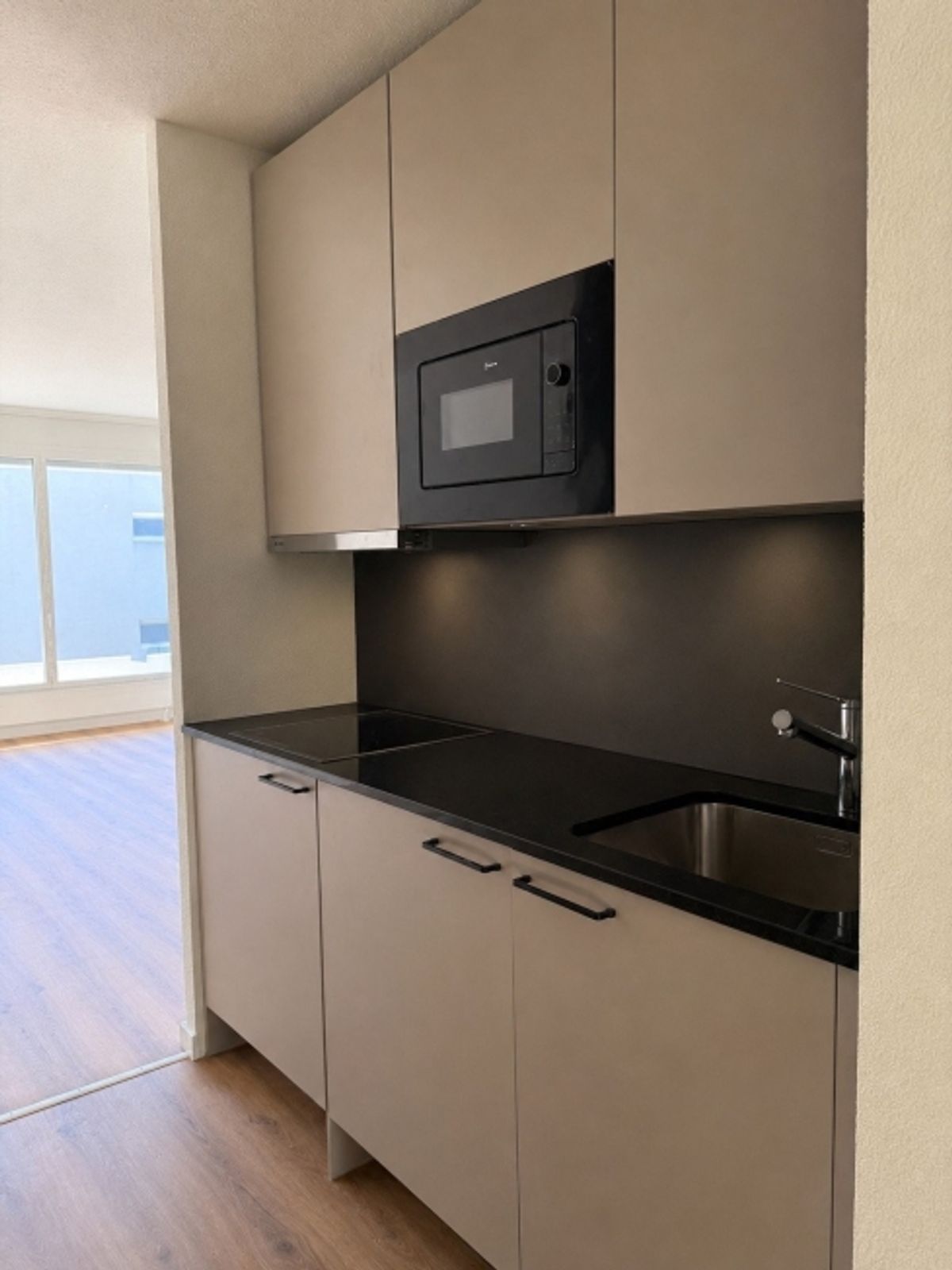 Helle, frisch renovierte Wohnung an zentraler Lage - 1