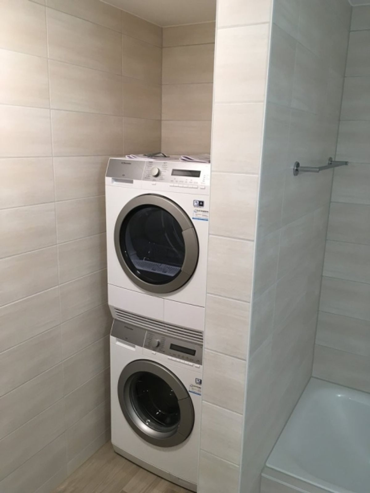 GROSSZÜGIGE UND MODERNE 2.5 ZIMMER-WOHNUNG IN REINACH AG - 5