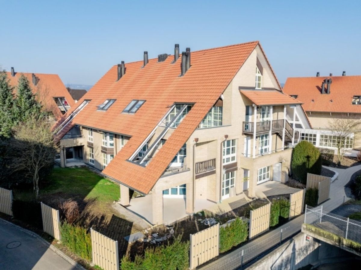 GROSSZÜGIGE HELLE WOHNUNG- FRISCH SANIERT - 0