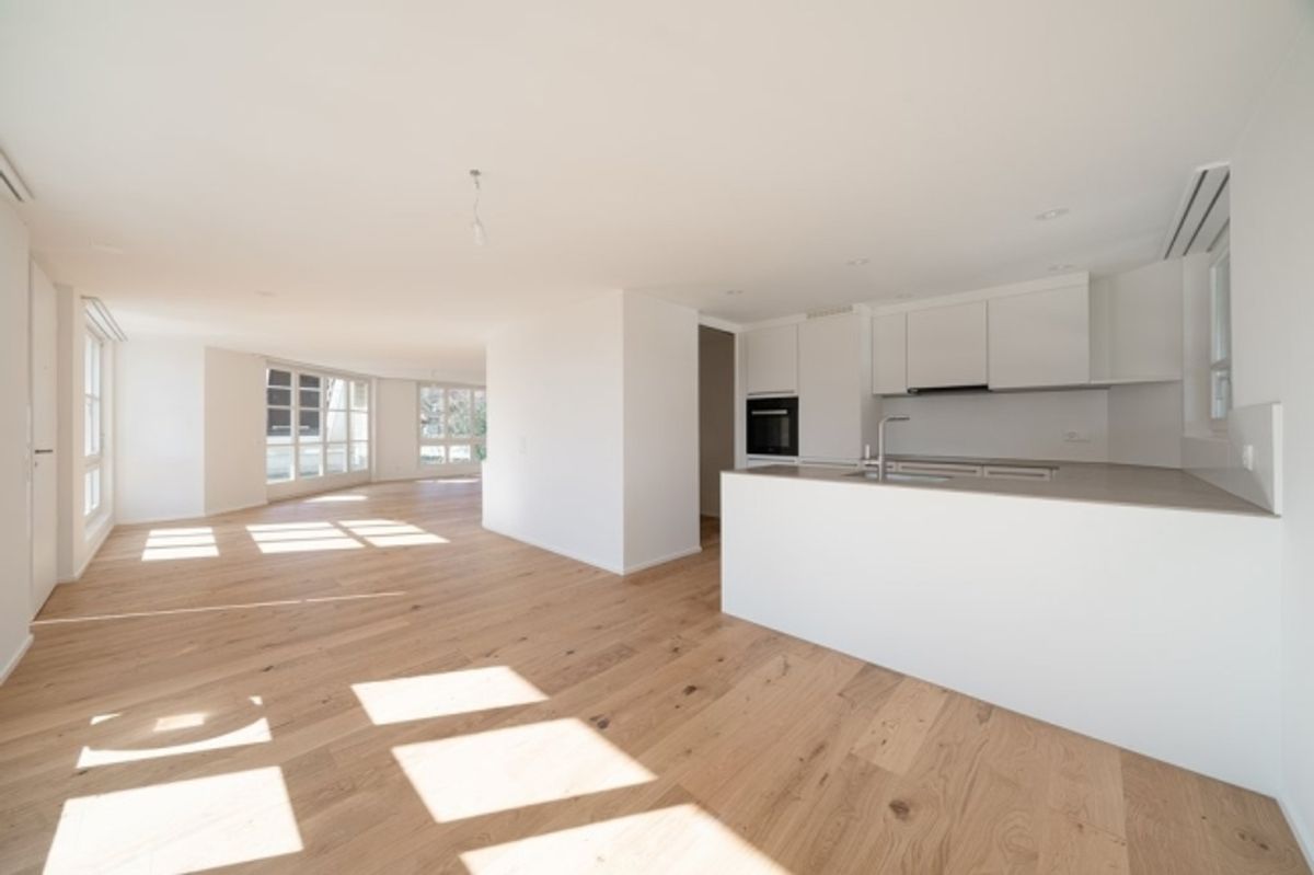 GROSSZÜGIGE HELLE WOHNUNG- FRISCH SANIERT - 3