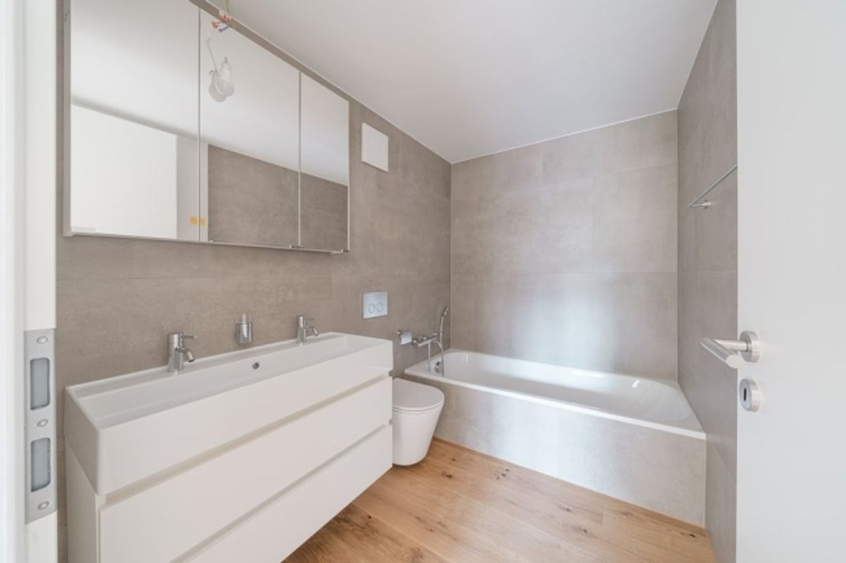 GROSSZÜGIGE HELLE WOHNUNG- FRISCH SANIERT - 10