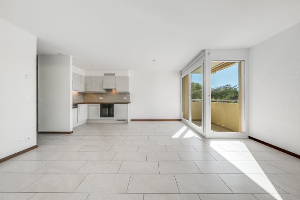 Helle 2,5-Zimmer-Wohnung mit Balkon und Innenparkplatz - 0