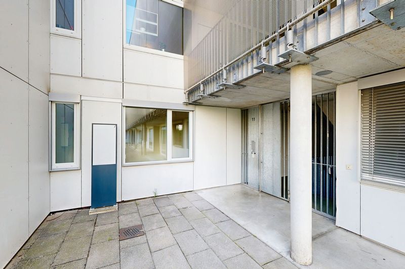 Moderne 2.5-Zimmer-Wohnung mit Mietgarten und Holzterrasse in Zürich-Schwamendingen - 2