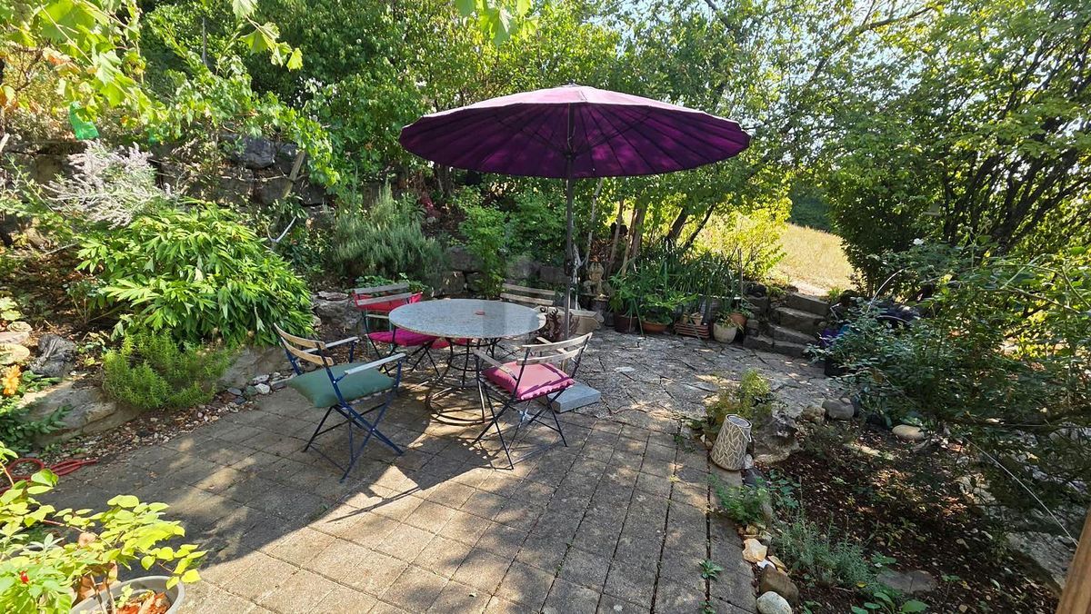 EIGENER GARTEN, VIEL RUHE UND BESONDERES RAUMKLIMA - 1