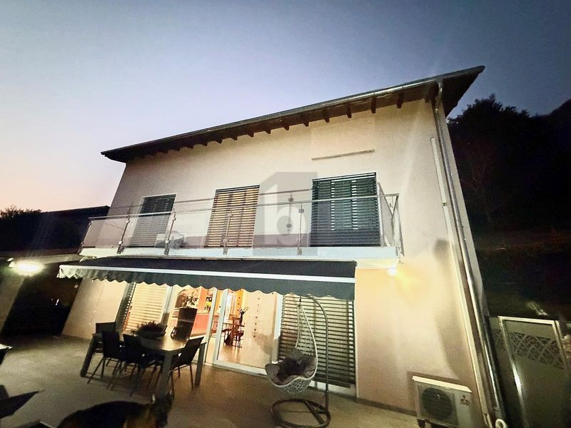 LUMINOSA,AMPIA CON PISCINA E 4 POSTI AUTO - 1