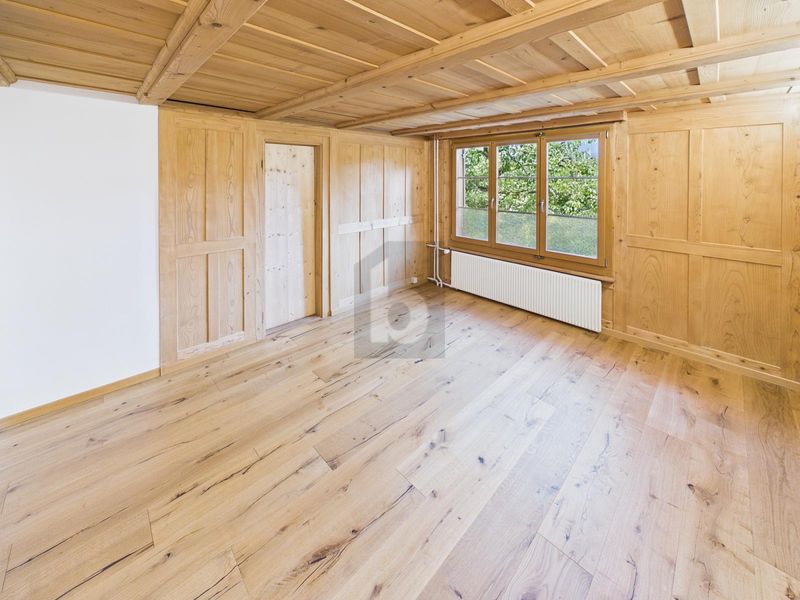 RUHIG UND HOCHWERTIG, MIT VIEL HOLZ - 5