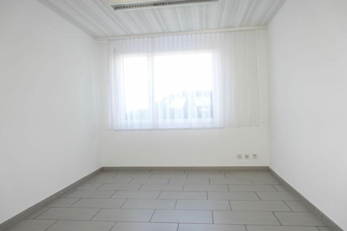 Gewerberäumlichkeiten im EG & UG mit Einstellhallenplätze - 10