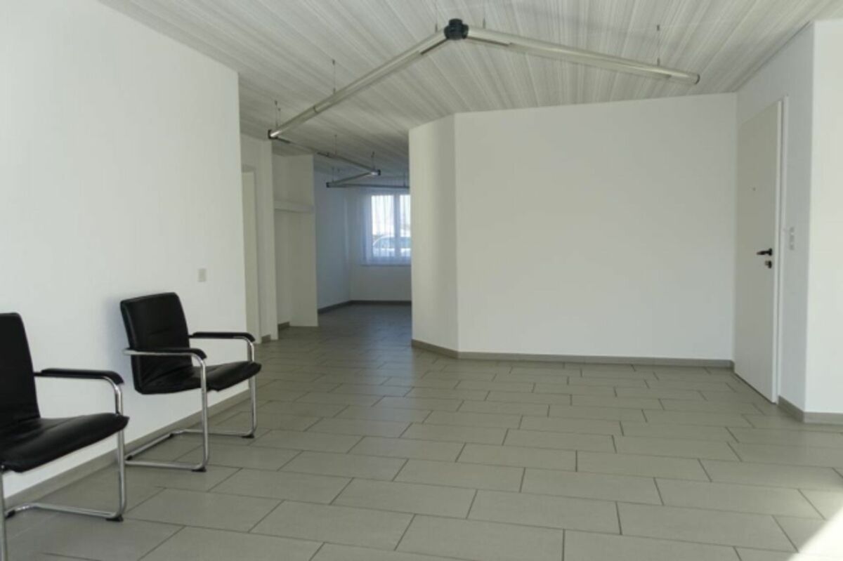 Gewerberäumlichkeiten im EG & UG mit Einstellhallenplätze - 7