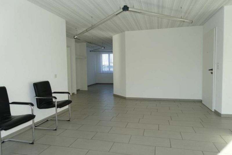 Gewerberäumlichkeiten im EG & UG mit Einstellhallenplätze - 8