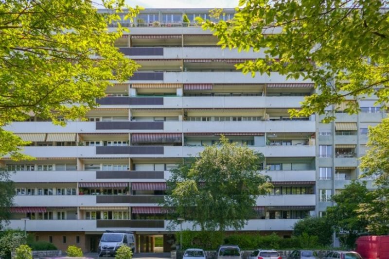 2-Zimmer-Wohnung im zweiten Stock mit etwa 34 m² Fläche und Balkon. - 1