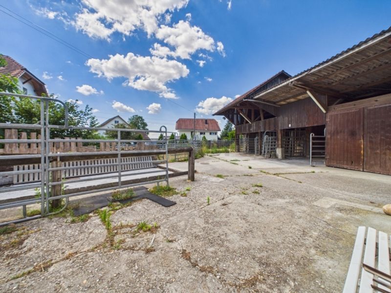 Historisches 8.5-Zimmer-Bauernhaus mit Charme, Pferdestall und grossem Garten in Attiswil - 4