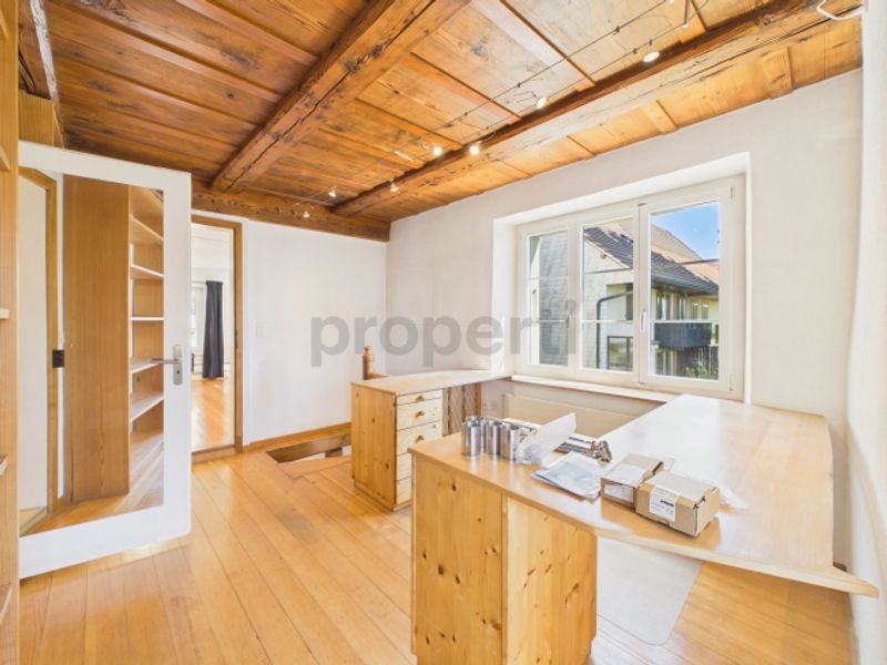 Historisches 8.5-Zimmer-Bauernhaus mit Charme, Pferdestall und grossem Garten in Attiswil - 11
