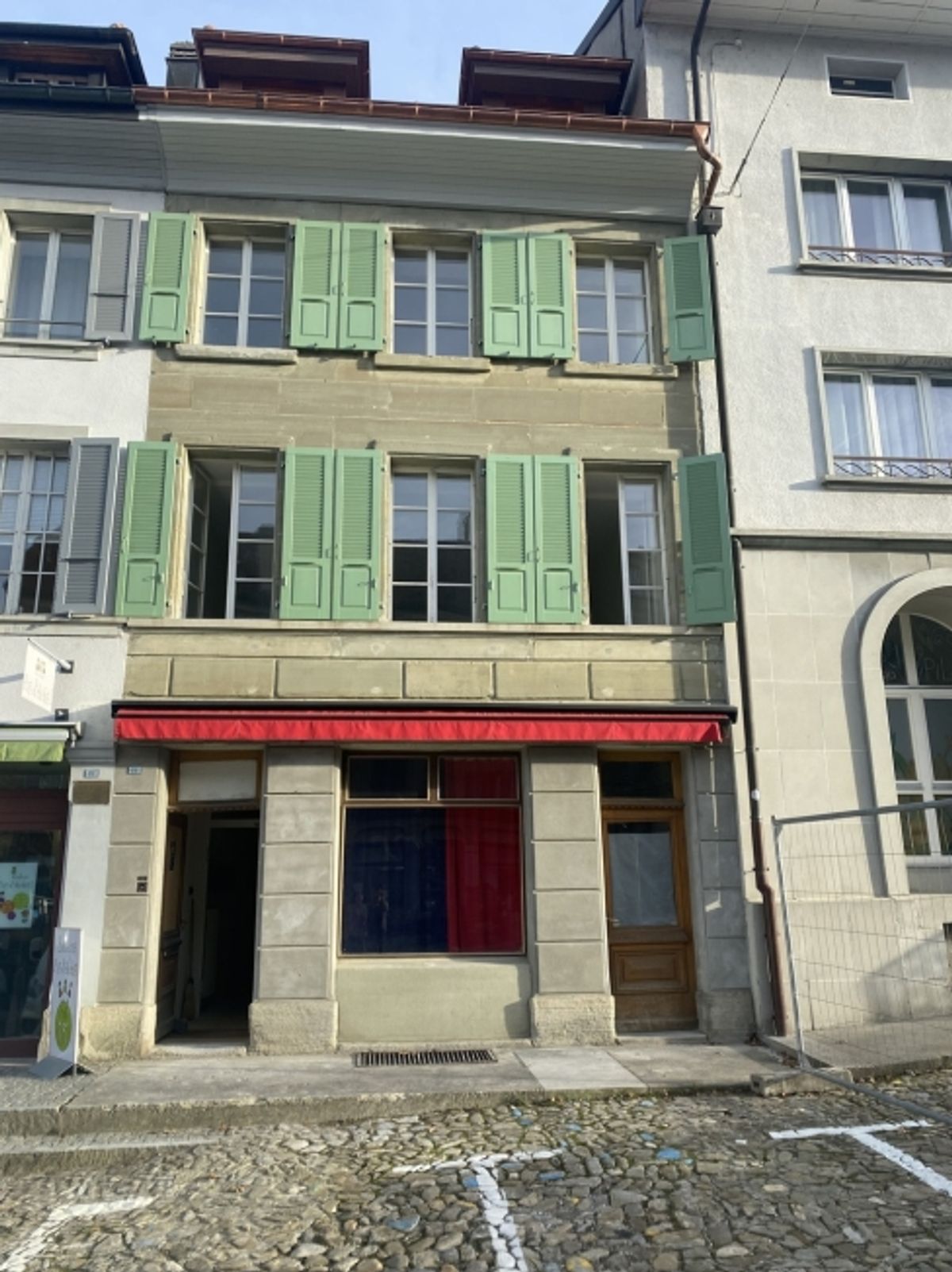 Kleiner Geschäftsraum mit Schaufenster im Herzen von Romont - 0