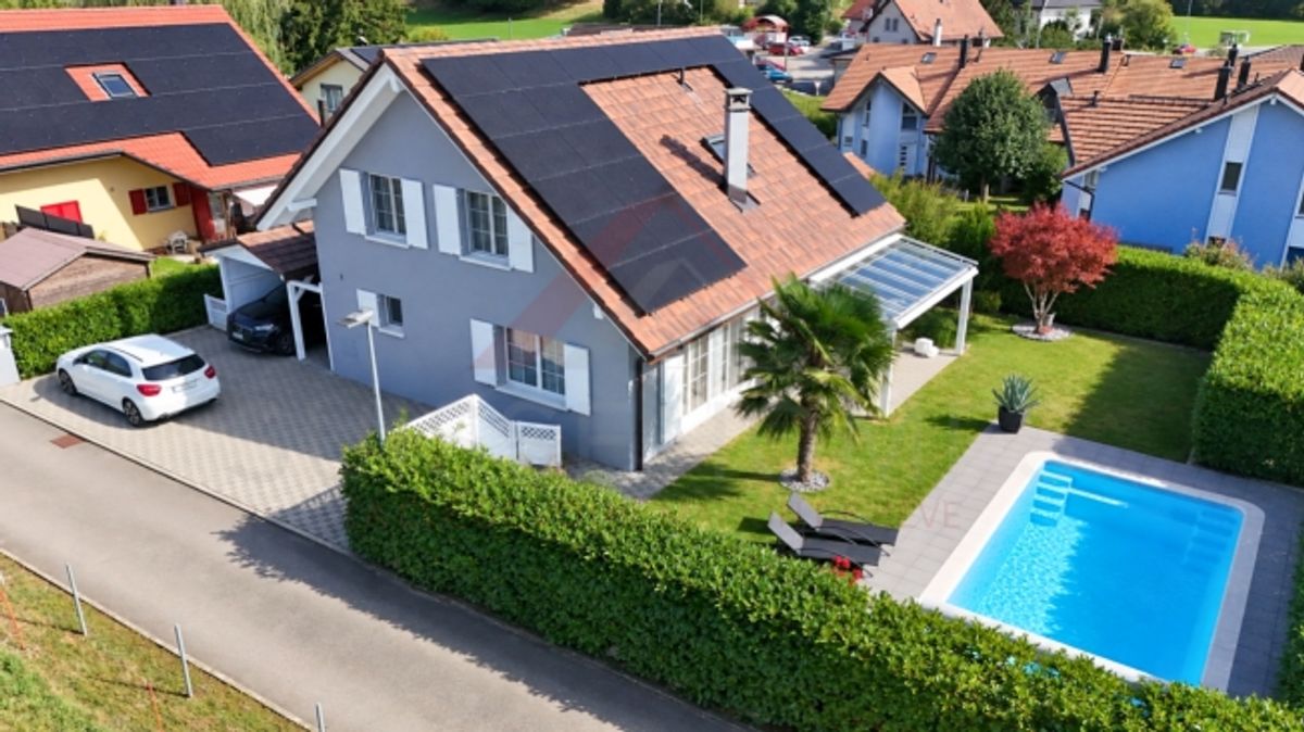 Maison individuelle 5.5 pièces rénovée avec piscine, photovoltaïque et 4 places de parc - 0