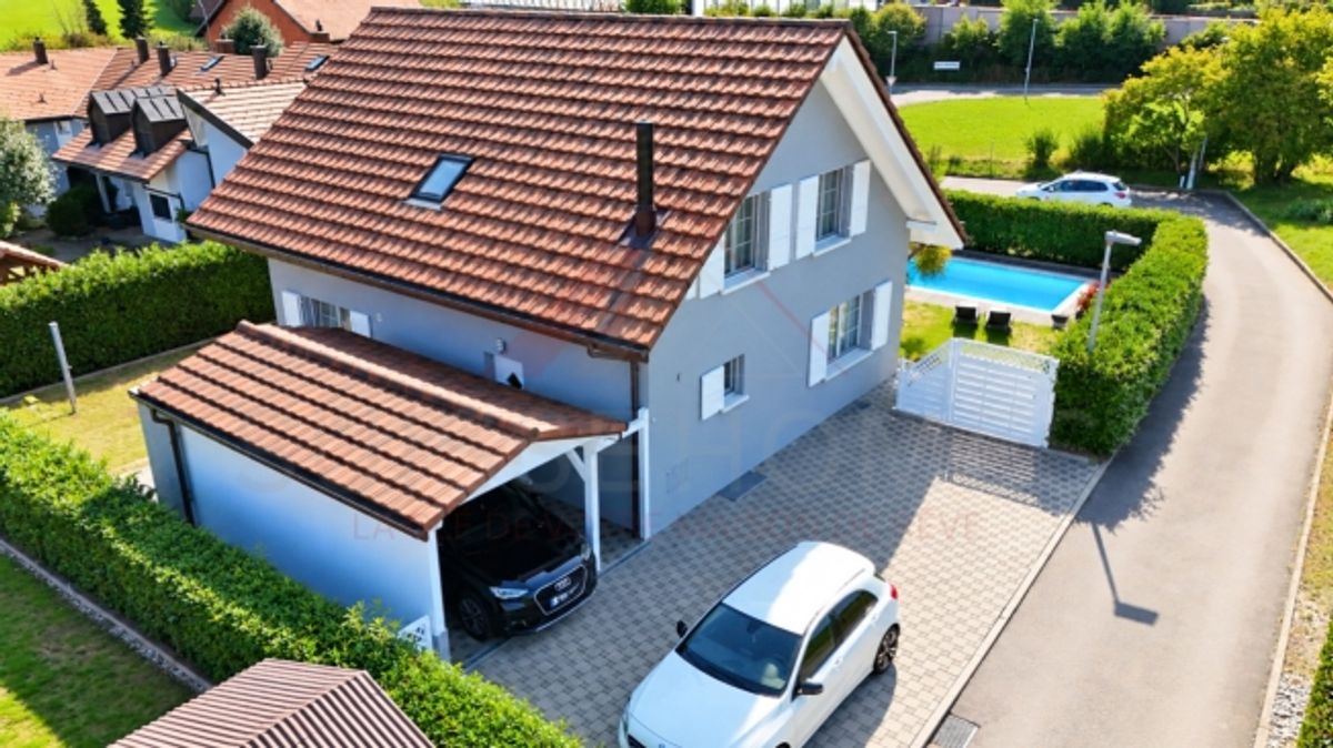 Maison individuelle 5.5 pièces rénovée avec piscine, photovoltaïque et 4 places de parc - 1