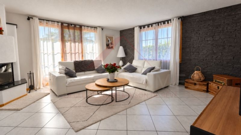 Maison individuelle 5.5 pièces rénovée avec piscine, photovoltaïque et 4 places de parc - 5