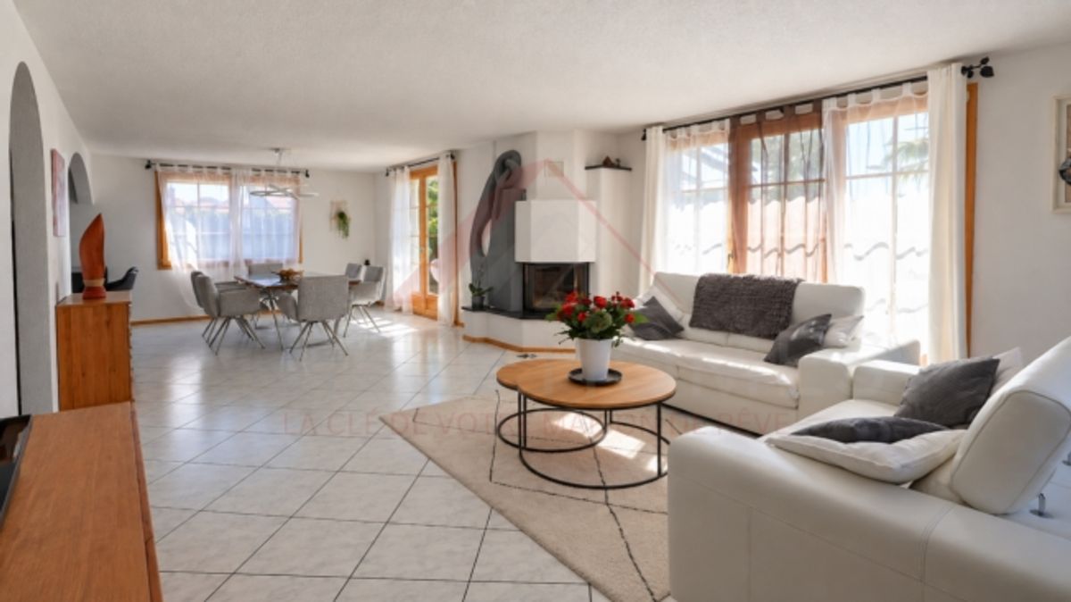 Maison individuelle 5.5 pièces rénovée avec piscine, photovoltaïque et 4 places de parc - 5