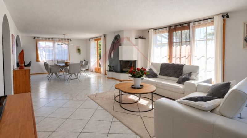 Maison individuelle 5.5 pièces rénovée avec piscine, photovoltaïque et 4 places de parc - 6