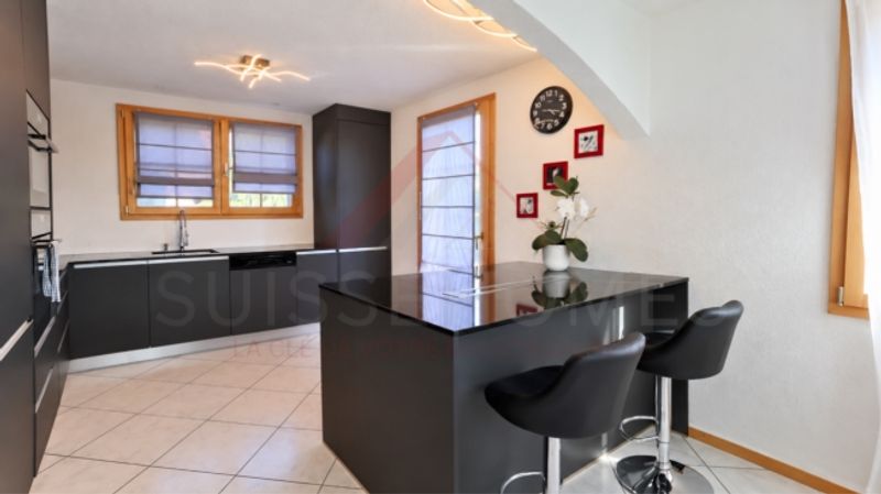 Maison individuelle 5.5 pièces rénovée avec piscine, photovoltaïque et 4 places de parc - 9