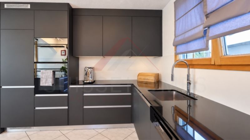 Maison individuelle 5.5 pièces rénovée avec piscine, photovoltaïque et 4 places de parc - 10