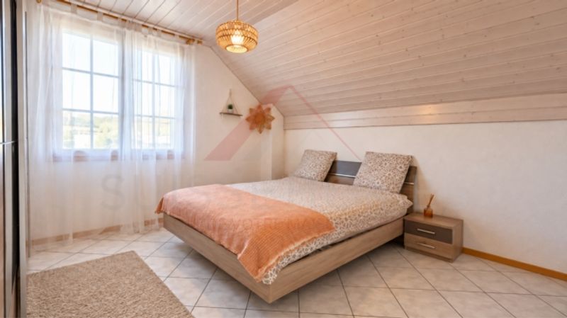 Maison individuelle 5.5 pièces rénovée avec piscine, photovoltaïque et 4 places de parc - 12