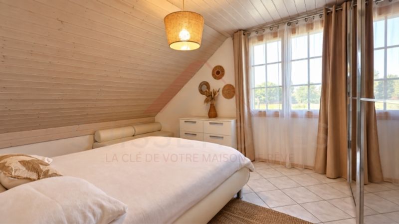 Maison individuelle 5.5 pièces rénovée avec piscine, photovoltaïque et 4 places de parc - 13