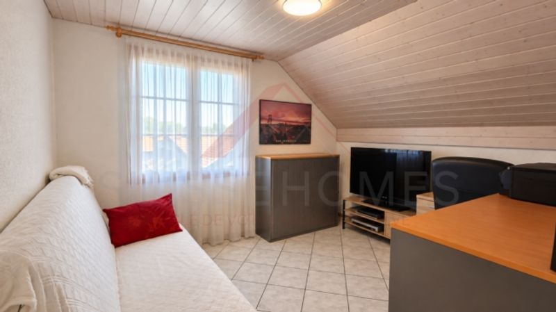 Maison individuelle 5.5 pièces rénovée avec piscine, photovoltaïque et 4 places de parc - 15