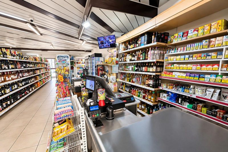 ÉPICERIE AVEC UNE CLIENTÈLE EXISTANTE - 2