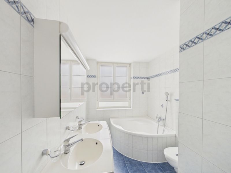 Appartement de 4,5 pièces, chauffage au sol, garage et place extérieure inclus - 11
