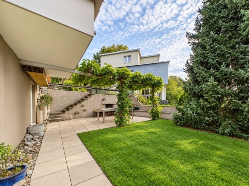 Traumhafter Garten mit Pergola und Fernsicht, Garage und Aussenparkplatz - 9