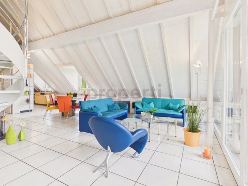 Helle 3.5-Zimmer-Dachwohnung mit Seesicht in Uster - 2