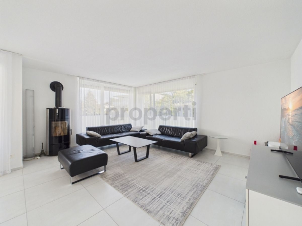 Vier Schlafzimmer, Bodenheizung, Einstellhallenplatz und zwei moderne Bäder - 0