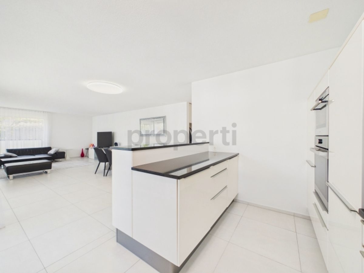 Vier Schlafzimmer, Bodenheizung, Einstellhallenplatz und zwei moderne Bäder - 3