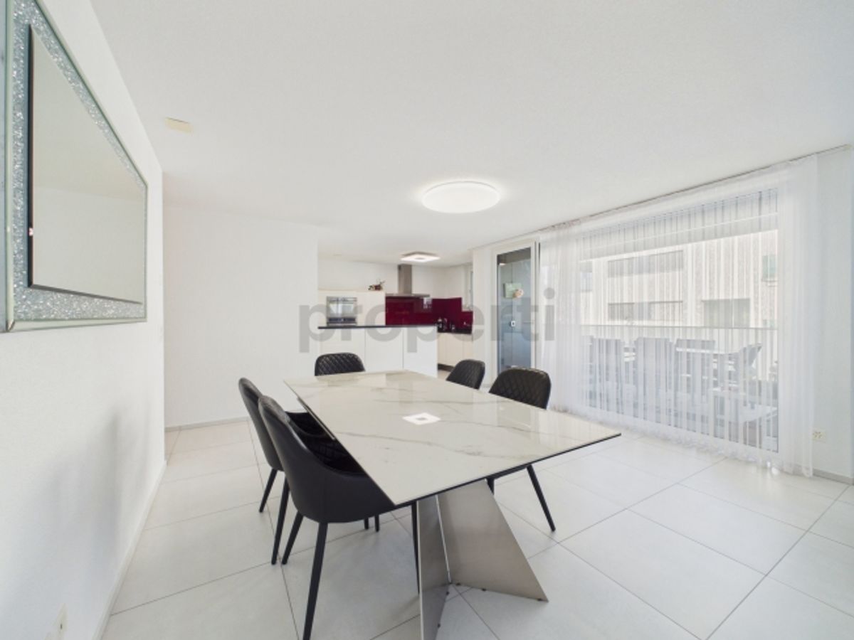 Vier Schlafzimmer, Bodenheizung, Einstellhallenplatz und zwei moderne Bäder - 4