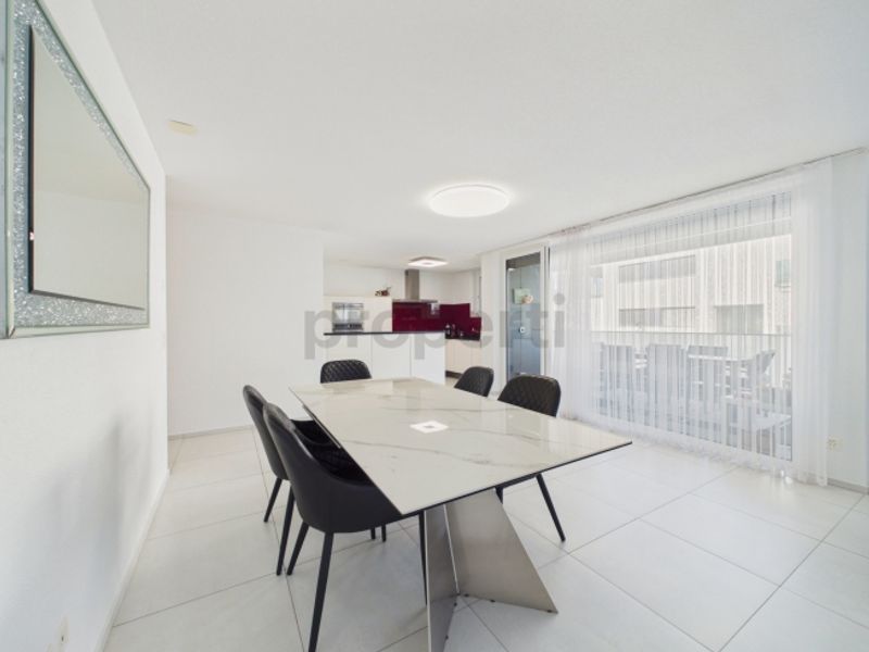 Vier Schlafzimmer, Bodenheizung, Einstellhallenplatz und zwei moderne Bäder - 5