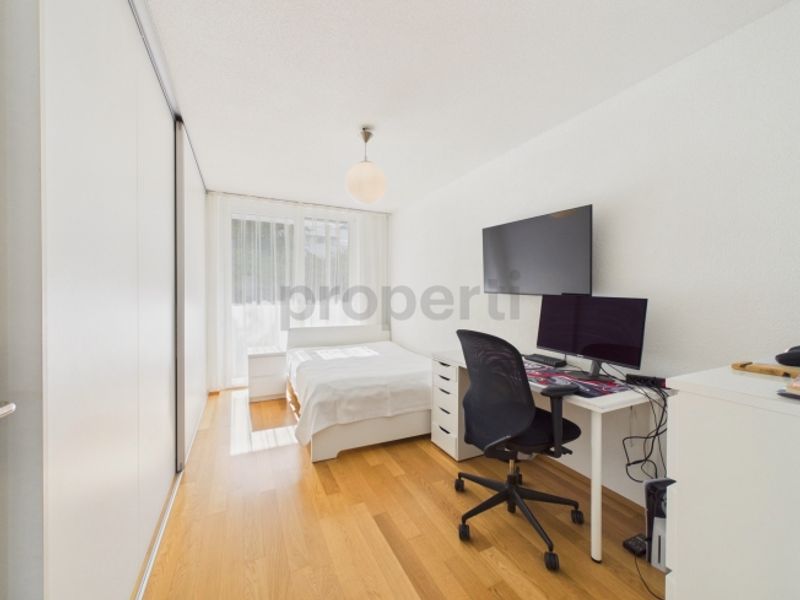 Vier Schlafzimmer, Bodenheizung, Einstellhallenplatz und zwei moderne Bäder - 7